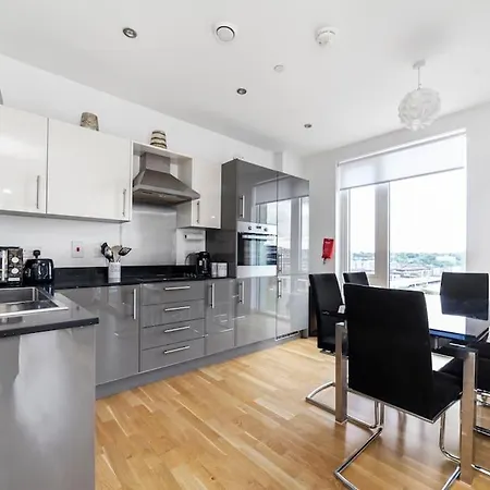 Modern 1-bed With Panoramic View In London