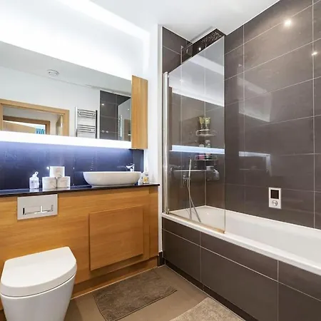 Modern 1-bed With Panoramic View In * London