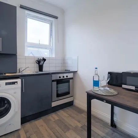 S5 Full In Kilburn With Kitchen Zone 2 *