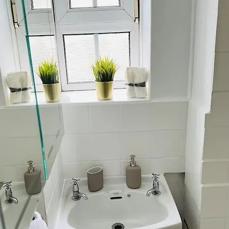 Entire 2 Bed Flat In アパート