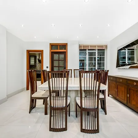 Elegance By The Park Apartment *