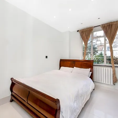 Elegance By The Park Apartment London