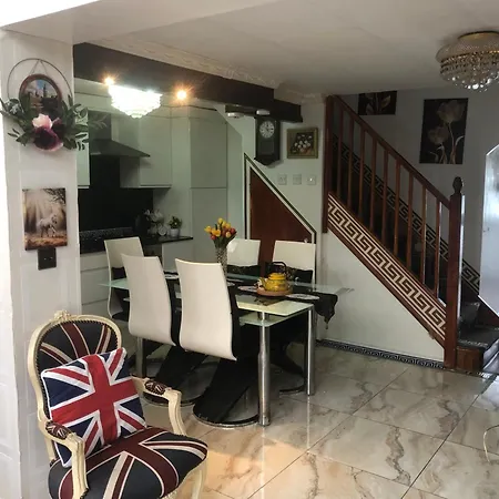 Cheerful 4 Bedroom House With Garden Free Parking *