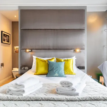 Architectural Triplex House In Heart Of Chelsea *