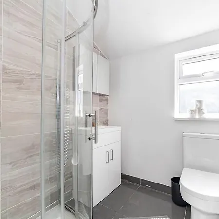 Spacious & Chic 3-bed House Near Central London
