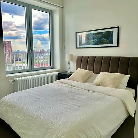 Beautiful View To Canary Wharf , O2 Arena , Near By Excel 3-beds Apartment London