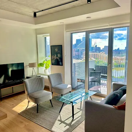Beautiful View To Canary Wharf , O2 Arena , Near By Excel 3-beds Apartment *