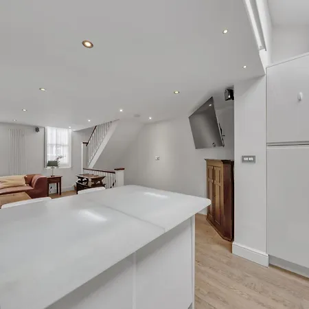 Mews House In Maida Hill With Free Parking Holiday home London