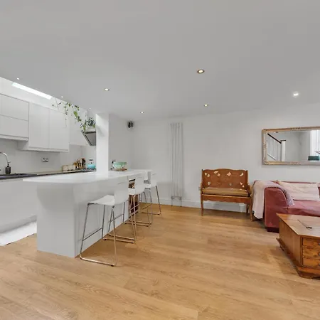 Mews House In Maida Hill With Free Parking