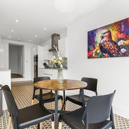 Elegant Hither Family * London