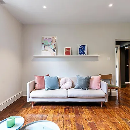 Stylish Riverside Retreat In Apartment
