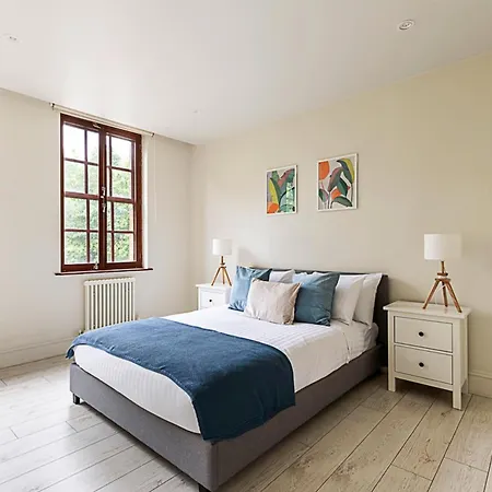 Stylish Riverside Retreat In London