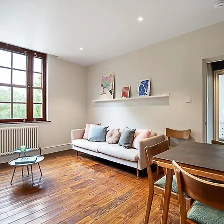 Stylish Riverside Retreat In Apartment London
