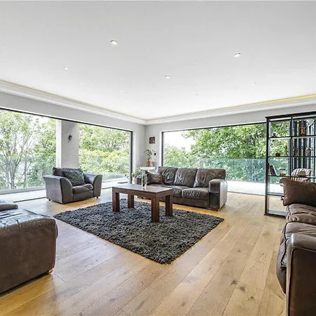 Designer With Spa And Magical Views 5 Bdr Holiday home *