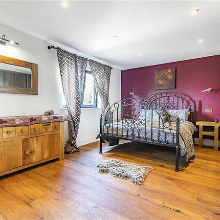 Holiday home Designer With Spa And Magical Views 5 Bdr