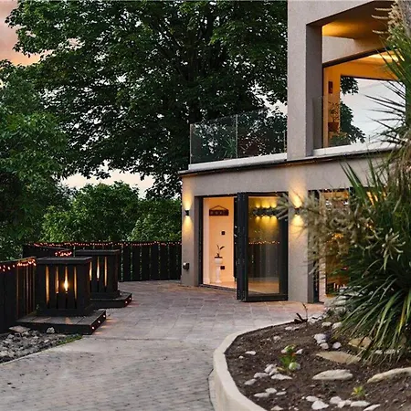 Holiday home Designer With Spa And Magical Views 5 Bdr