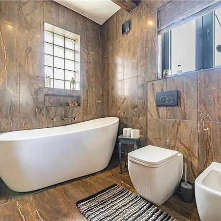 Designer With Spa And Magical Views 5 Bdr Holiday home *