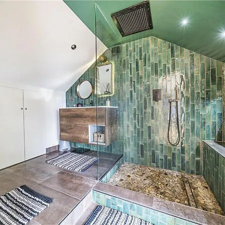 Holiday home Designer With Spa And Magical Views 5 Bdr