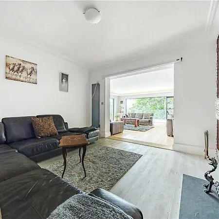 Holiday home Designer With Spa And Magical Views 5 Bdr *