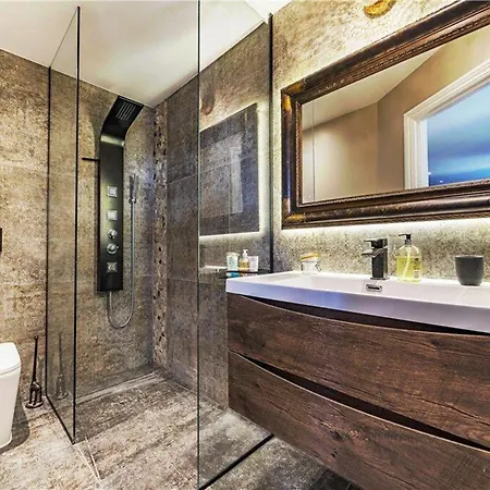 Designer With Spa And Magical Views 5 Bdr Belvedere