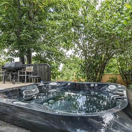 Designer With Spa And Magical Views 5 Bdr Holiday home *