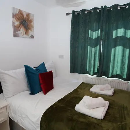 Holiday home 59a Comfortable 3 Bedroom Home, Sleeps 6 By Easy 2 Manage Cranford