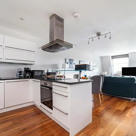 Deluxe Holborn Two Bedroom * London