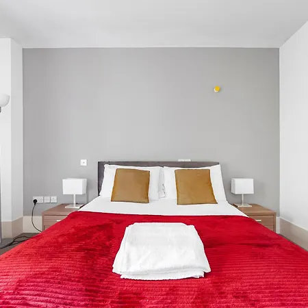 Deluxe Holborn Two Bedroom * London
