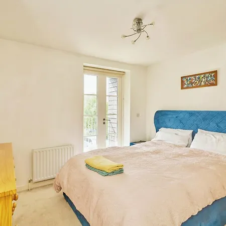 Amazing 2br Flat In With Balcony