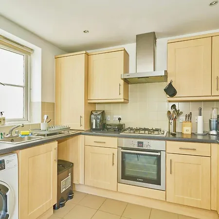 Amazing 2br Flat In With Balcony