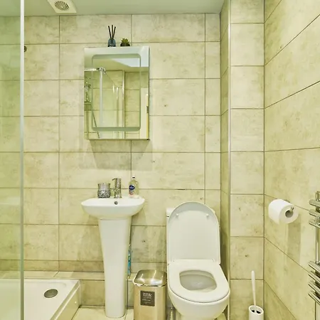 Amazing 2br Flat In With Balcony *