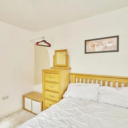 Amazing 2br Flat In With Balcony * Croydon