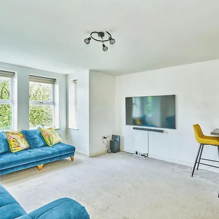 Amazing 2br Flat In With Balcony Apartment *