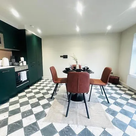 99 Apartment, Trendy Location D London