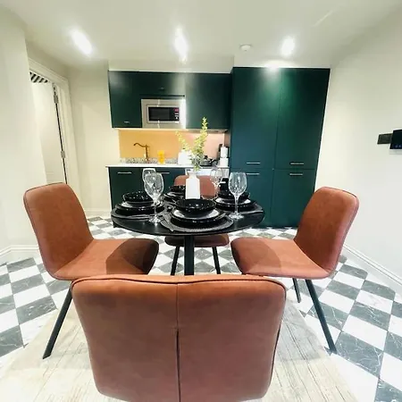 Apartment 99 Apartment, Trendy Location D *