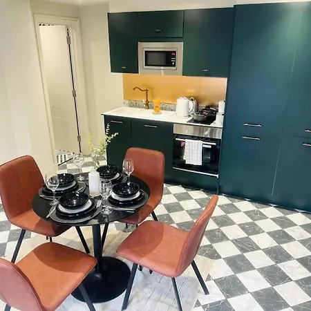 99 Apartment, Trendy Location D London