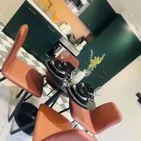 99 Apartment, Trendy Location D Apartment *