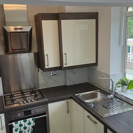 Apartment Bright Spacious Airy 2 Bed Flat *