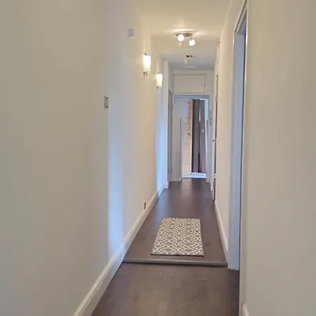 Bright Spacious Airy 2 Bed Flat Ealing