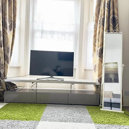 Budget 2 Bedroom Close To Hyde Park * London