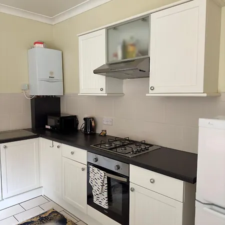 Budget 2 Bedroom Close To Hyde Park Apartment *