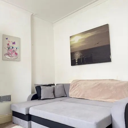 Budget 2 Bedroom Close To Hyde Park Apartment *
