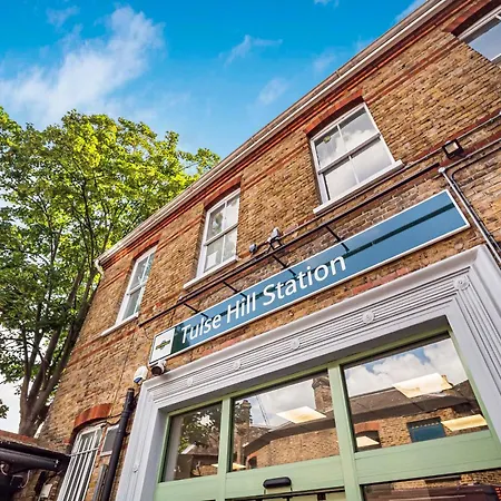 Pass The Keys Private Garden By Tulse Hill Station לונדון