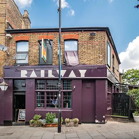 Pass The Keys Private Garden By Tulse Hill Station *