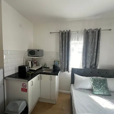 Apartment Luxury Ensuite 2nd Flat With Great Views In Keedonwood Road With Fully Own Bathroom Newly Added And Private Kitchenette Bromley