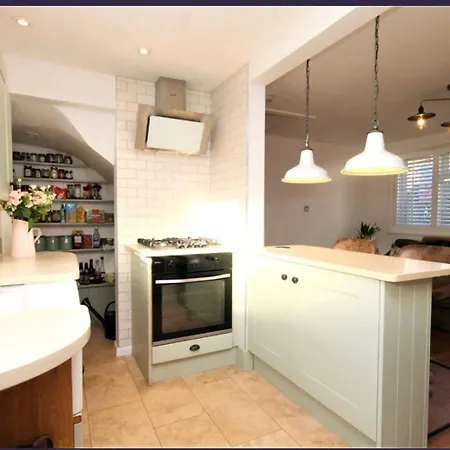 Guest house Sanzzy London