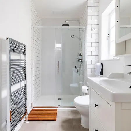 Apartment 195vbr With Private Bathrooms, Shared Kitchen London