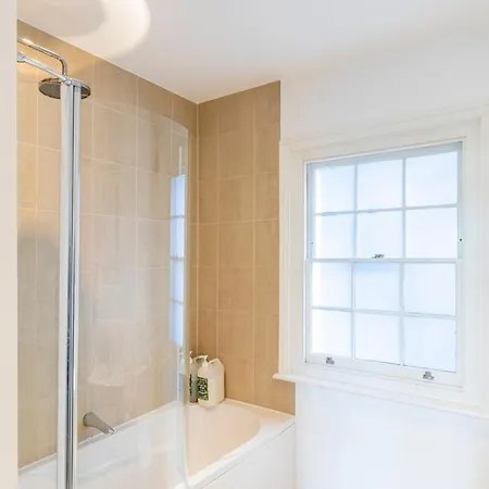 195vbr With Private Bathrooms, Shared Kitchen Apartment London