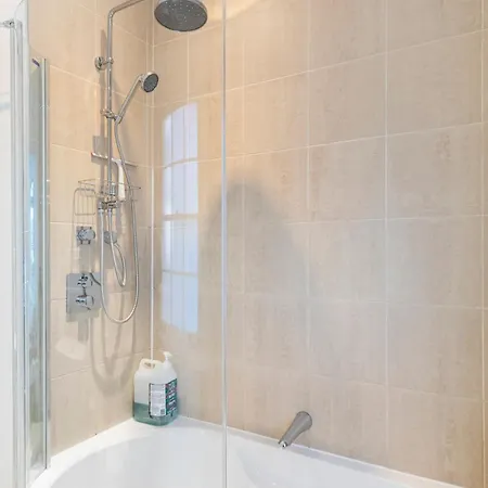 Apartment 195vbr With Private Bathrooms, Shared Kitchen London