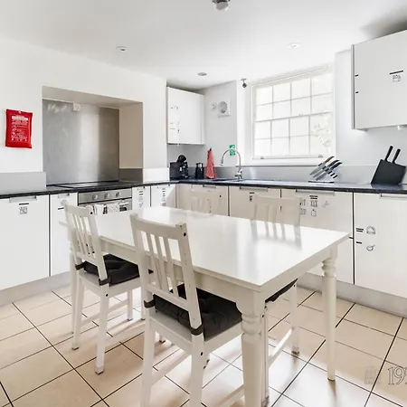 Apartment 195vbr With Private Bathrooms, Shared Kitchen London